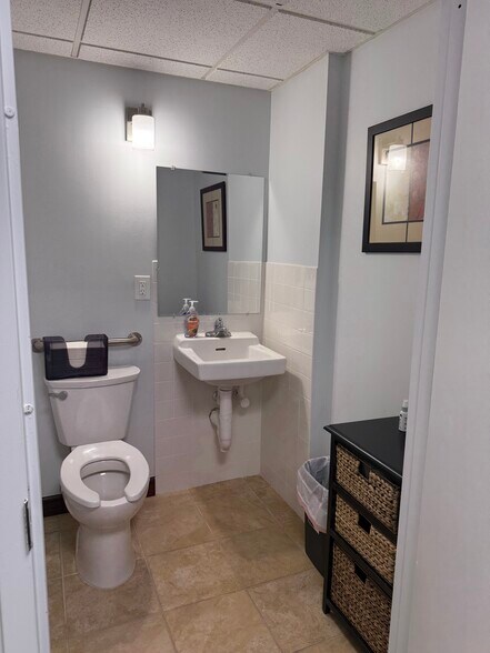 More Photos Of 225 Gordons Corner Rd, Manalapan Township Medical For Lease