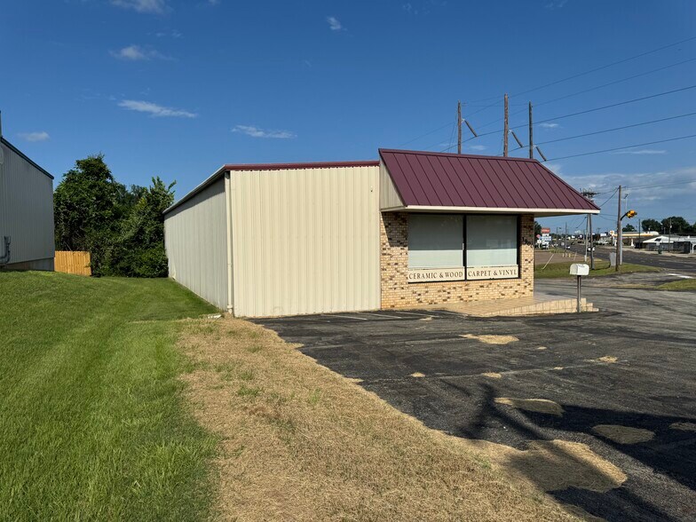 More Photos Of 1900 Crockett Rd, Palestine Storefront For Sale