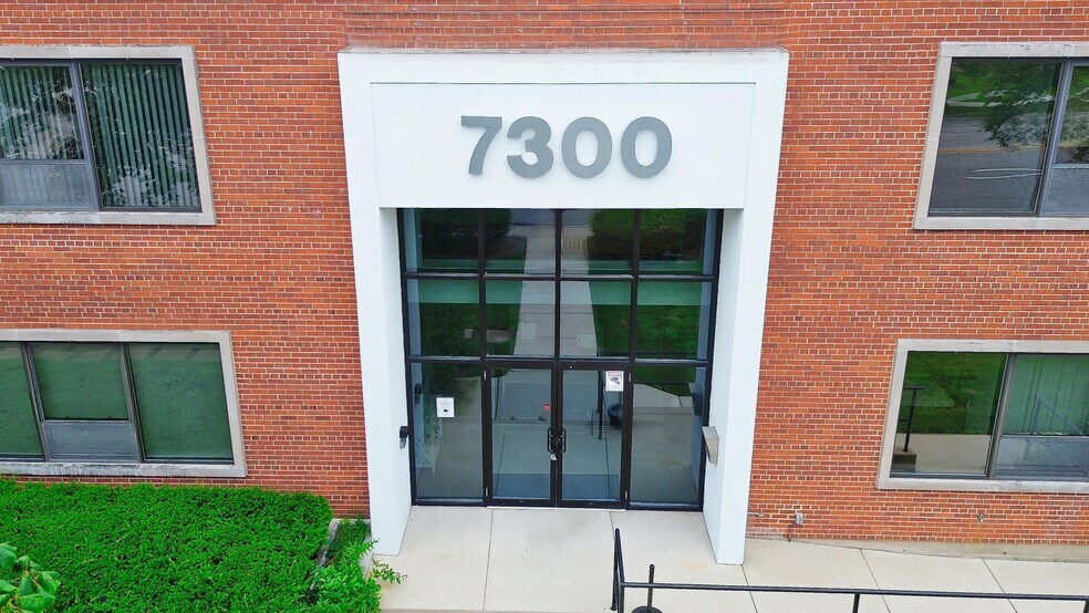 More Photos Of 7300 N Cicero Ave, Lincolnwood Loft Creative Space For Sale
