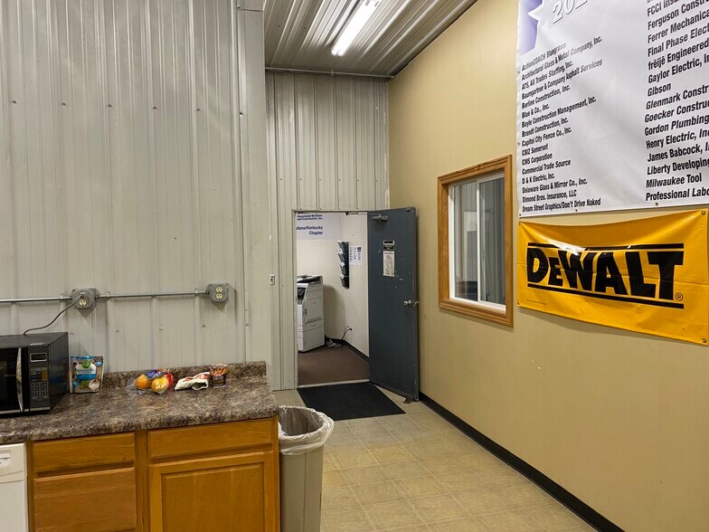 More Photos Of 6930 SR 67 Hwy, Muncie Light Distribution For Sale