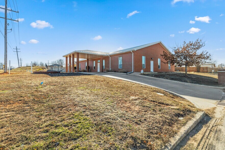 Primary Photo Of 2402 S 29th St, Chickasha Office For Sale