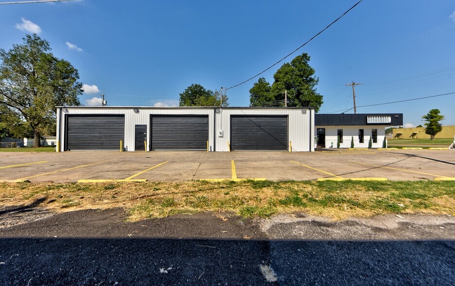 Primary Photo Of 704 E Main St, Moore Auto Repair For Sale