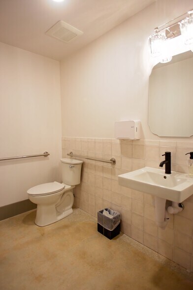 More Photos Of 521 SE 2nd St, Ocala Office For Lease