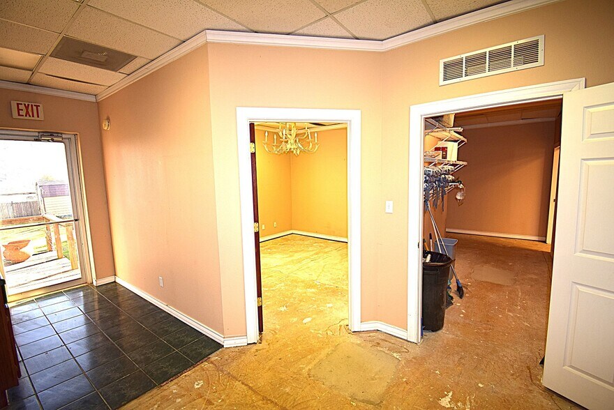 More Photos Of 1001 E Cedar Creek Pky, Seven Points Office For Sale