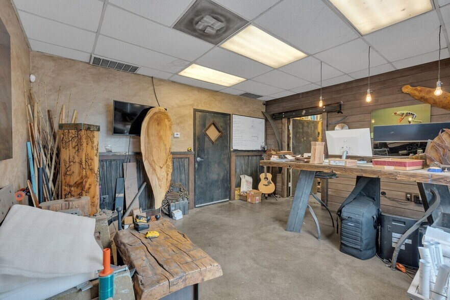 More Photos Of 332 Norfolk St, Aurora Flex For Sale