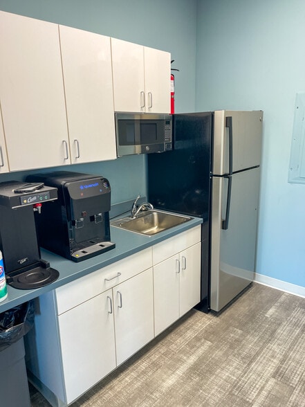 More Photos Of 295 Seven Farms Dr, Daniel Island Office For Lease