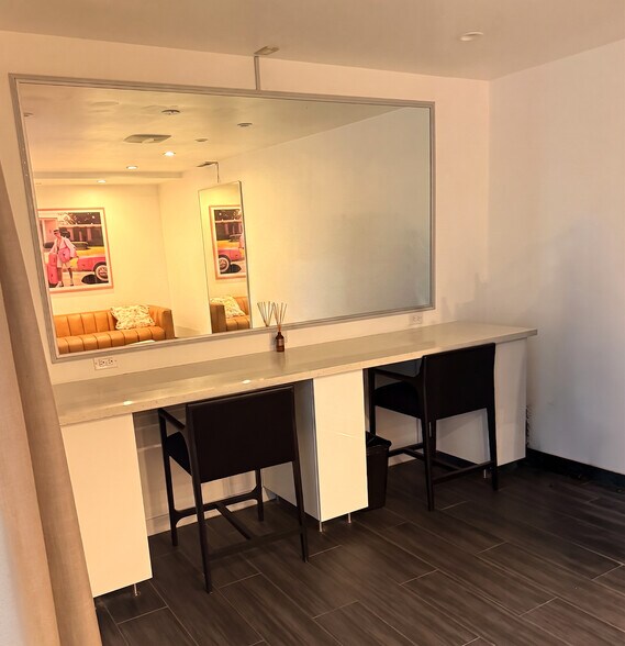 More Photos Of 1112 N Beachwood Dr, Los Angeles Office For Lease