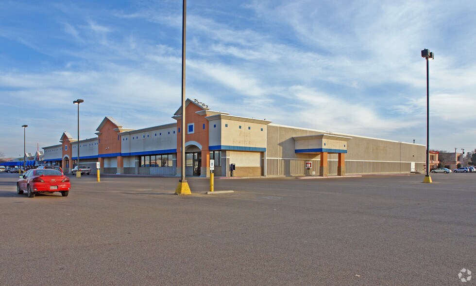 More Photos Of 3249 50th St, Lubbock Supermarket For Lease