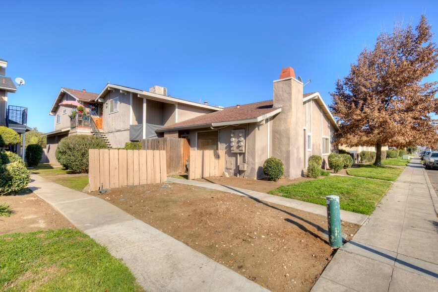 Primary Photo Of 581 W Ashlan Ave, Clovis Apartments For Sale
