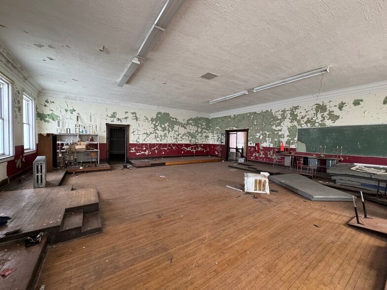 More Photos Of 4052 S Wabash Ave, Chicago Schools For Sale