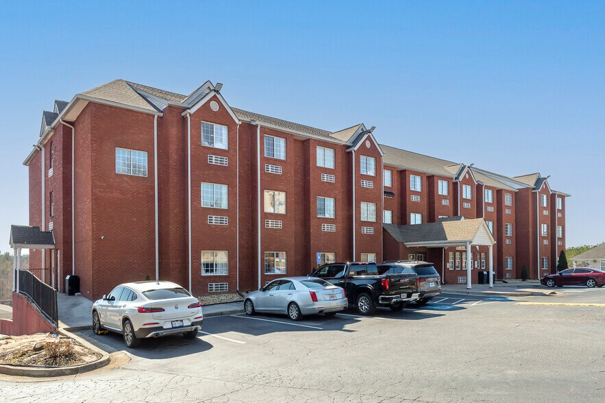 More Photos Of 195 Country Club Dr, Stockbridge Hotel For Sale