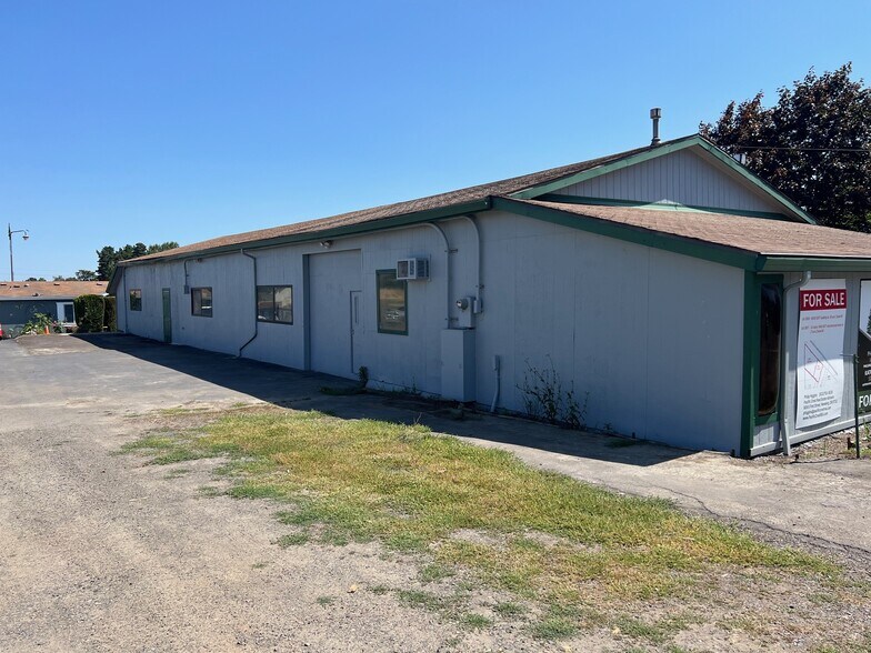 More Photos Of 941 SW Alder St, Dundee Warehouse For Sale