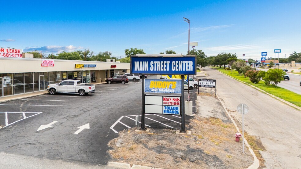 More Photos Of 600-612 E Main St, Uvalde Storefront For Lease