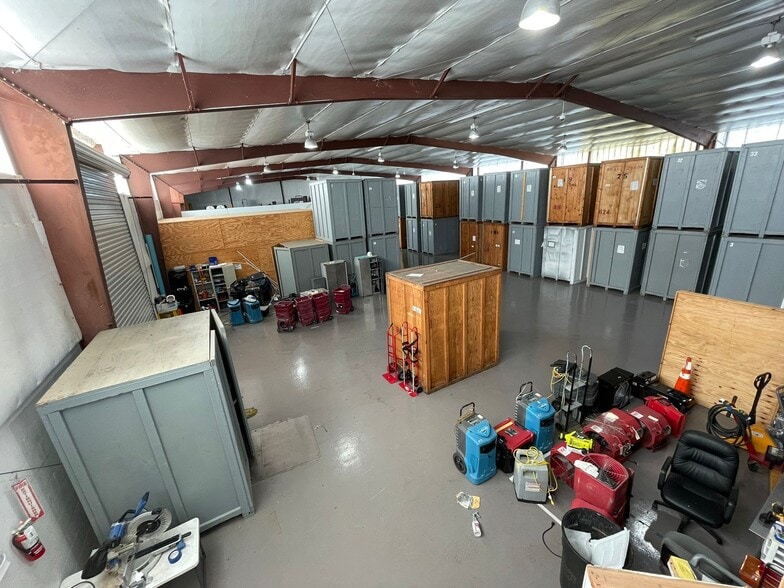 More Photos Of 3306 Waterfield Rd, Lakeland Warehouse For Lease