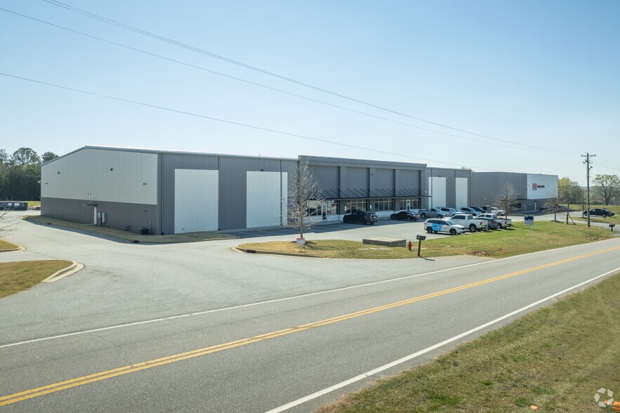 More Photos Of 350 Mayfield Rd, Duncan Service For Lease