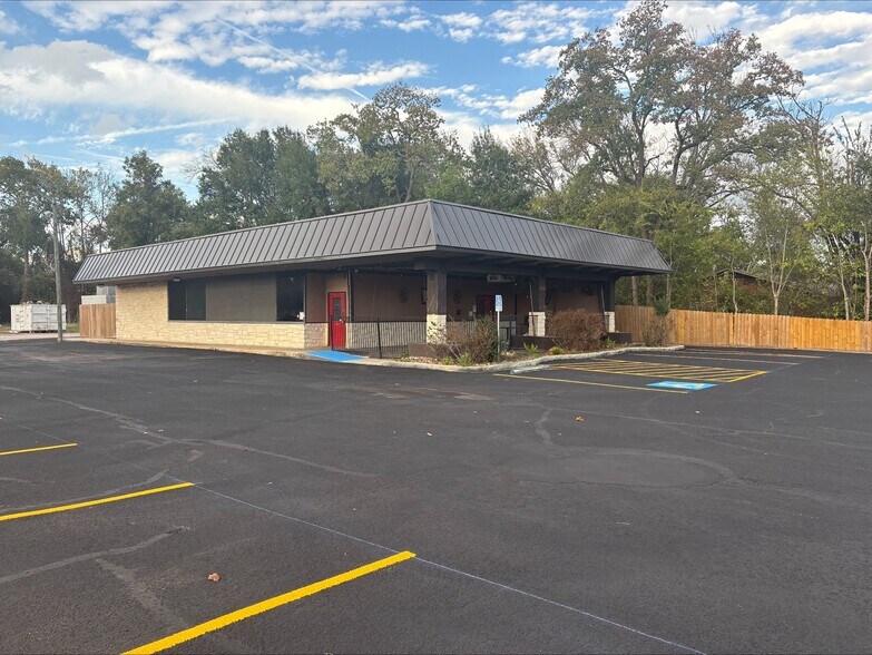 Primary Photo Of 1000 W Main St, Tomball Restaurant For Lease
