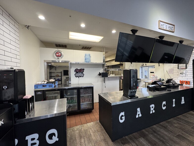 More Photos Of 9390 Huebner Rd, San Antonio General Retail For Sale