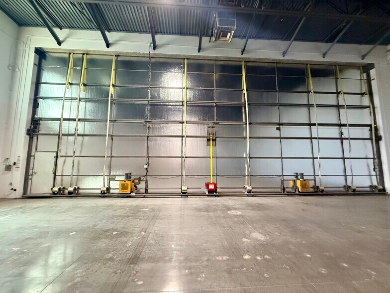 More Photos Of 1825 W Knudsen Dr, Phoenix Airplane Hangar For Lease