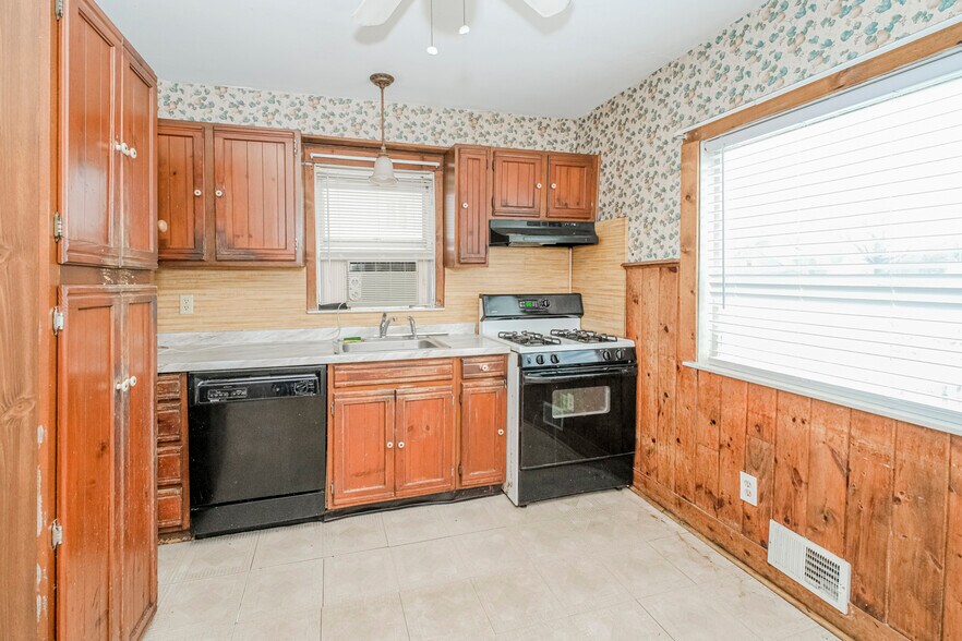 More Photos Of 20 N Main St, Marlboro Office For Sale