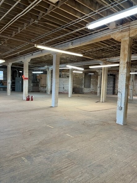 More Photos Of 629 W Cermak Rd, Chicago Loft Creative Space For Lease