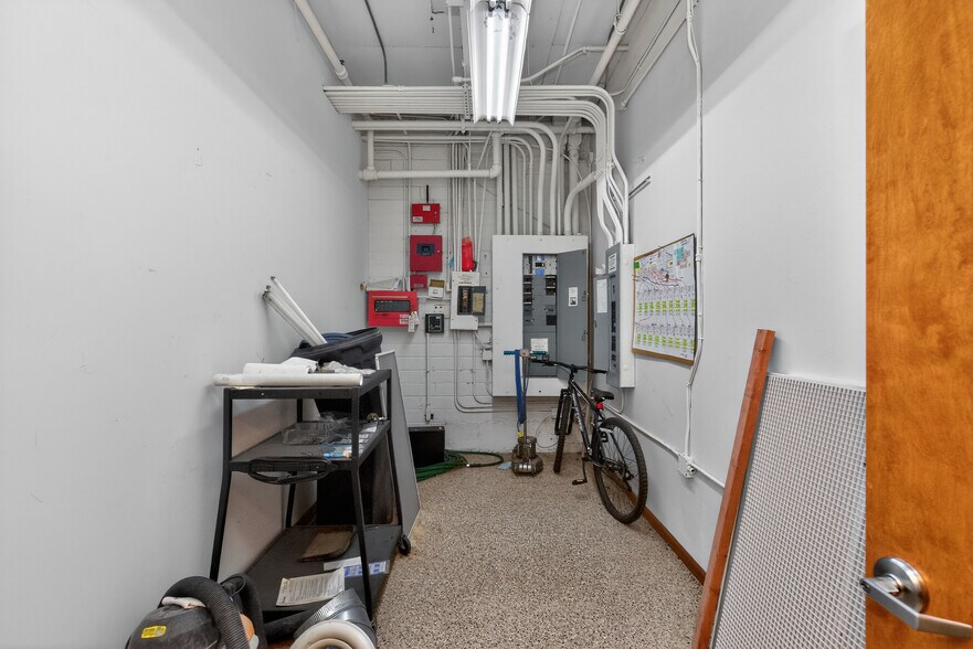 More Photos Of 1017 E 7th St N, Newton Office For Sale