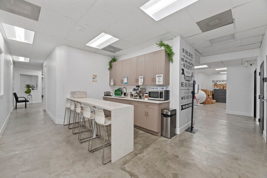 More Photos Of 22736 Vanowen St, Woodland Hills Office For Lease