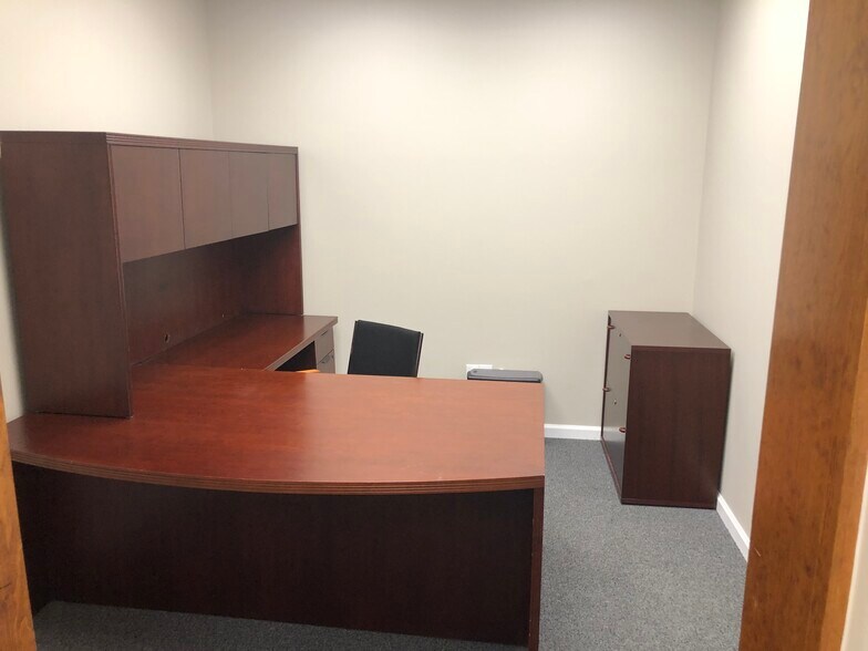 More Photos Of 5 Schuman Rd, Millwood Office For Lease