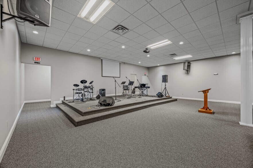 More Photos Of 11-13 N Potomac St, Hagerstown Storefront Retail Office For Lease