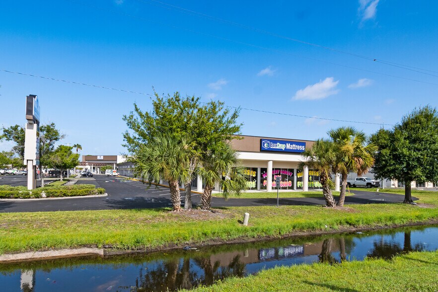 More Photos Of 1901 Northgate Blvd, Sarasota Office For Lease