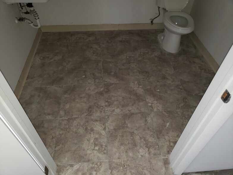 More Photos Of 818-838 NE 40th Ct, Oakland Park Warehouse For Lease