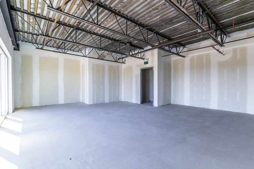 More Photos Of 585 Hanlon Creek Blvd, Guelph Showroom For Lease