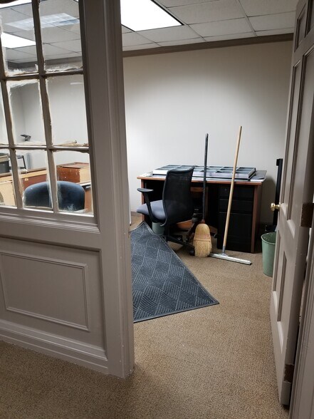 More Photos Of 49 Public Sq, Shelbyville Office For Sale