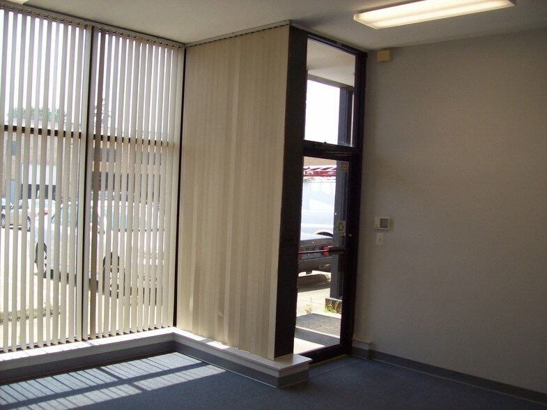 More Photos Of 112 Oakgrove Rd, Dulles Town Center Warehouse For Sale
