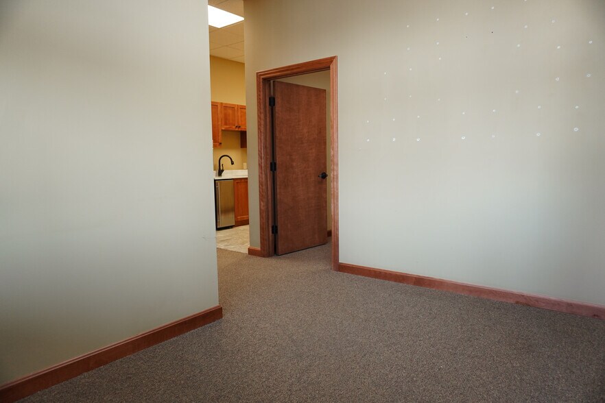 More Photos Of 2021 Vanesta Pl, Manhattan Office For Lease