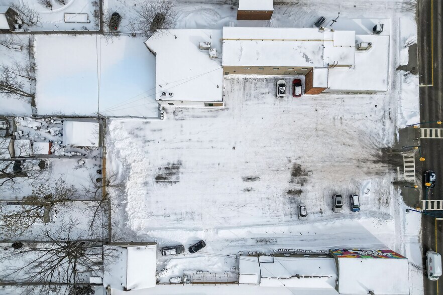 More Photos Of 812 Dundas St, London Freestanding For Sale