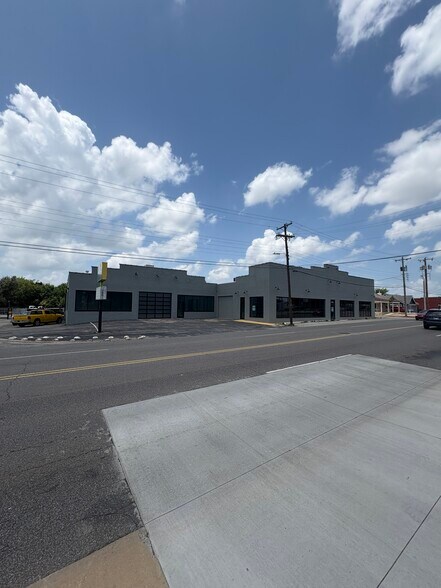 More Photos Of 9101 N Western Ave, Oklahoma City Showroom For Lease
