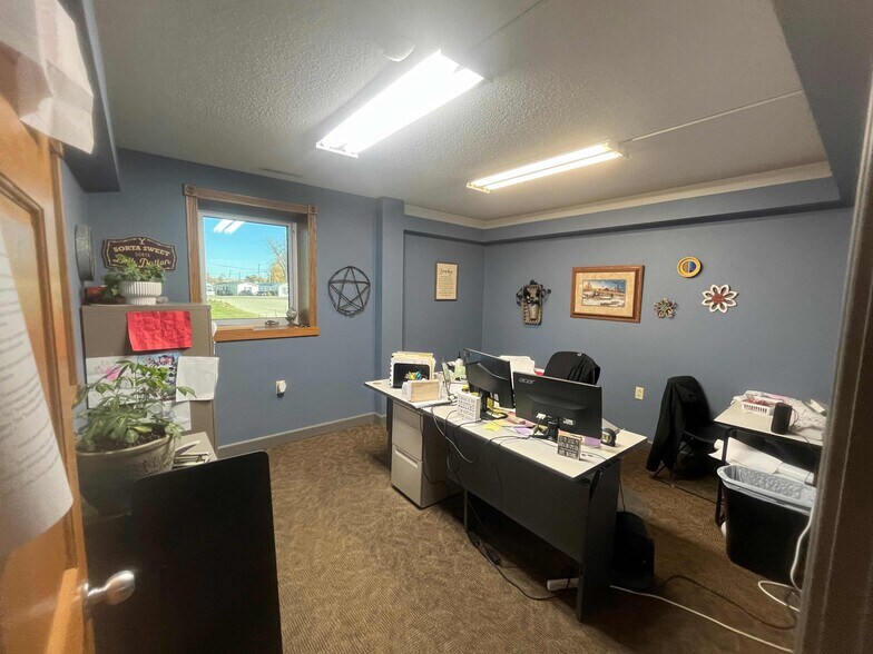 More Photos Of 7201 Mount Vernon Rd SE, Cedar Rapids Flex For Lease