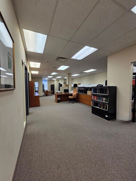 More Photos Of 4360 Ch de la Côte-de-Liesse, Mt Royal Showroom For Lease