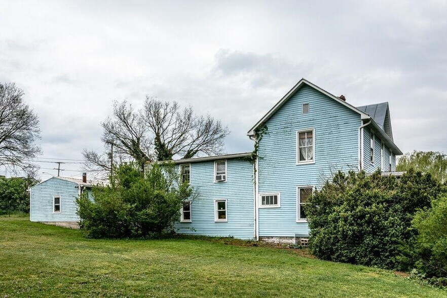 More Photos Of 133 W Springbrook Rd, Broadway Specialty For Sale