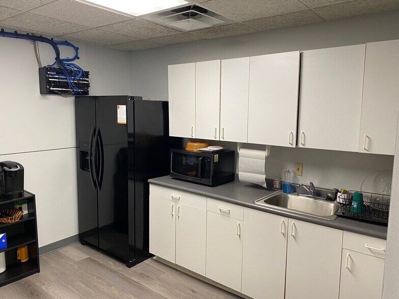 More Photos Of 2804 Boilermaker Ct, Valparaiso Office For Sale