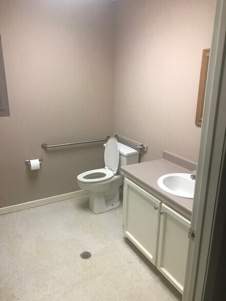 More Photos Of 232-236 Industrial Park Dr, Commerce Office For Lease