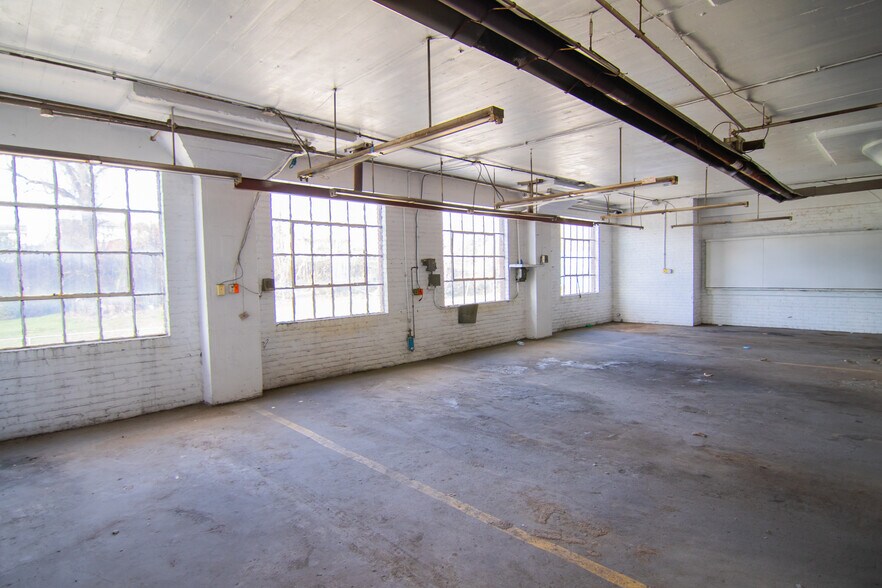 More Photos Of 1439 Sunset Blvd, Steubenville Flex For Sale