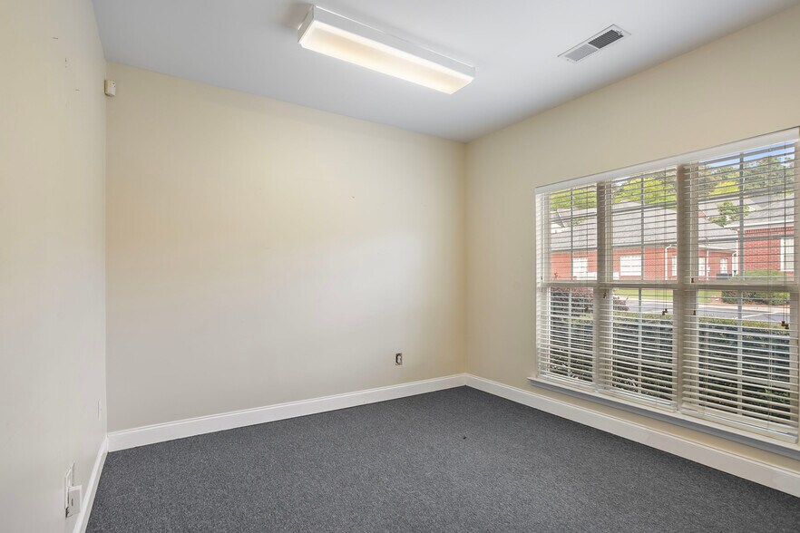 More Photos Of 200-204 River Park North Dr, Woodstock Medical For Sale