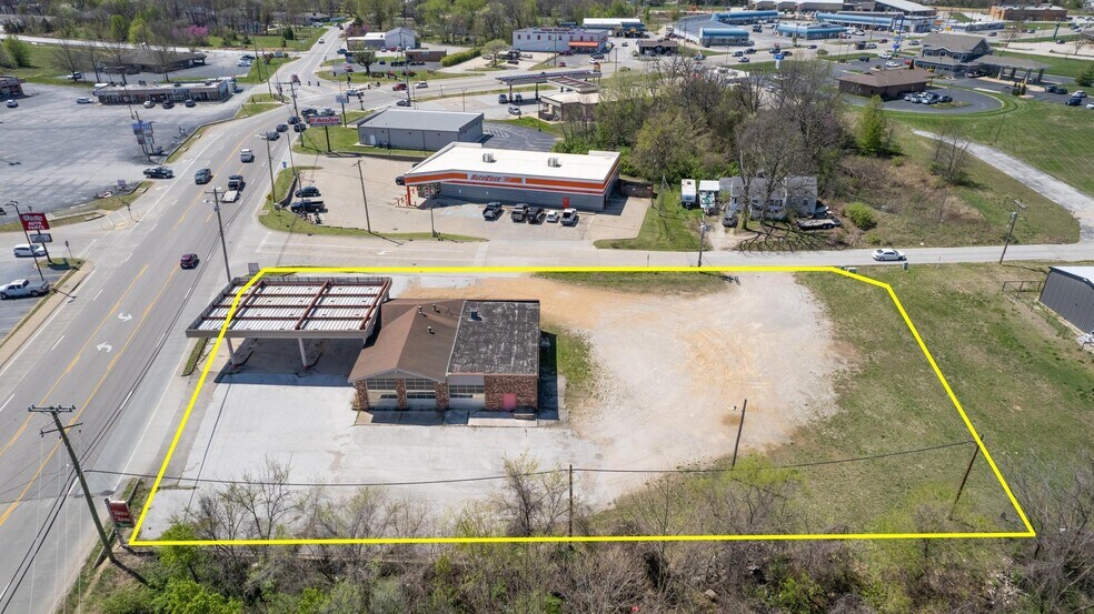 More Photos Of 845 W Washington St, Marshfield Auto Repair For Sale