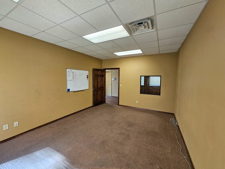 More Photos Of 1650 Vision Dr, Abilene Flex For Lease