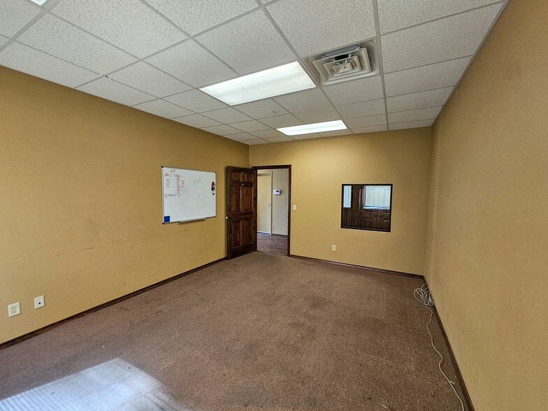 More Photos Of 1650 Vision Dr, Abilene Flex For Lease