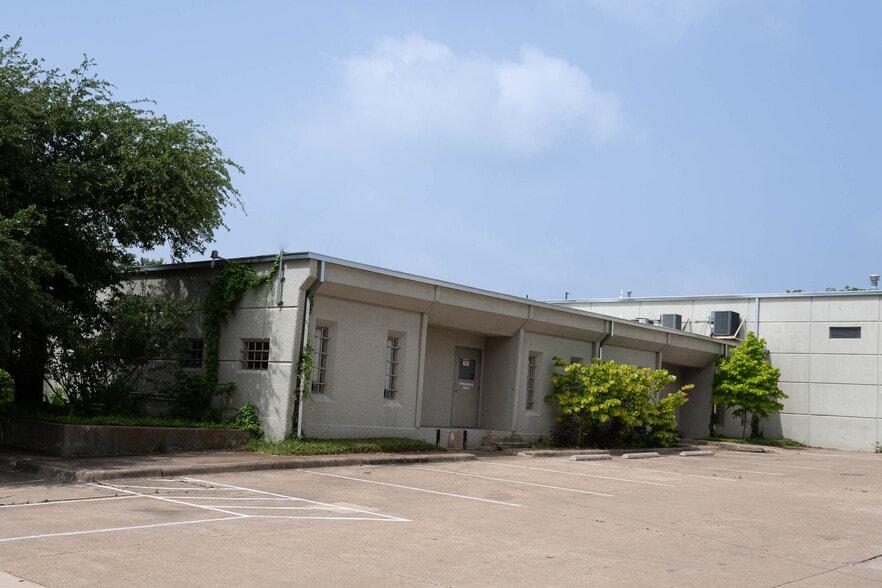 More Photos Of 7071 Twin Hills Ave, Dallas Office For Lease