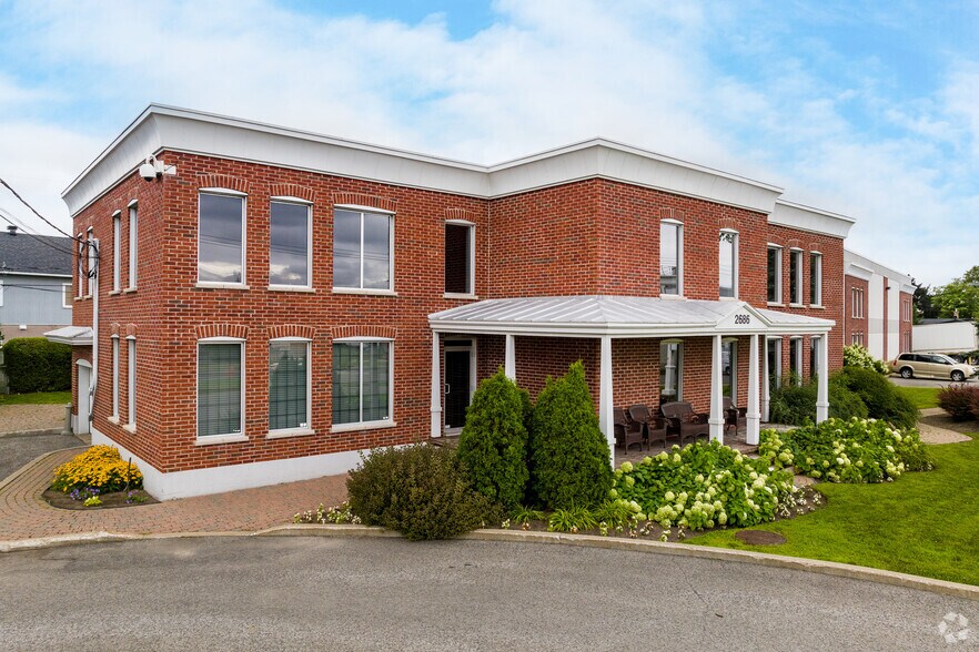 Primary Photo Of 2686 Ch de la Petite-Côte, Laval Light Distribution For Sale