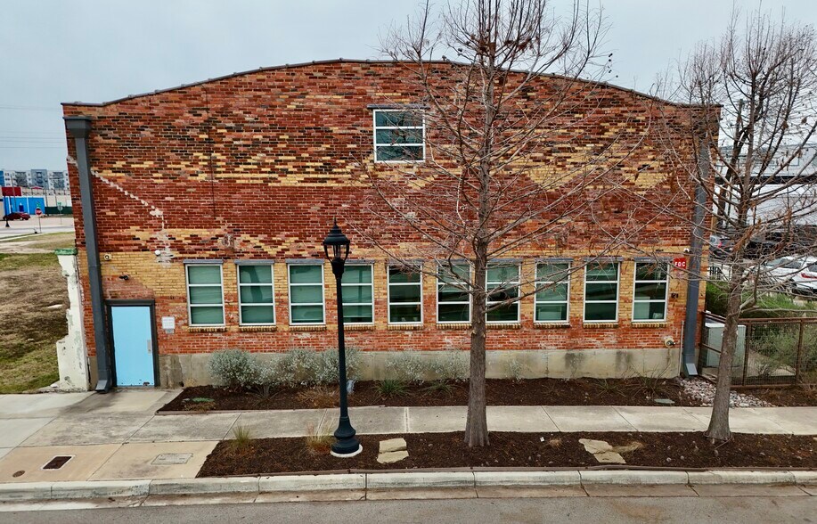 More Photos Of 916 Bryan Ave, Fort Worth Loft Creative Space For Lease