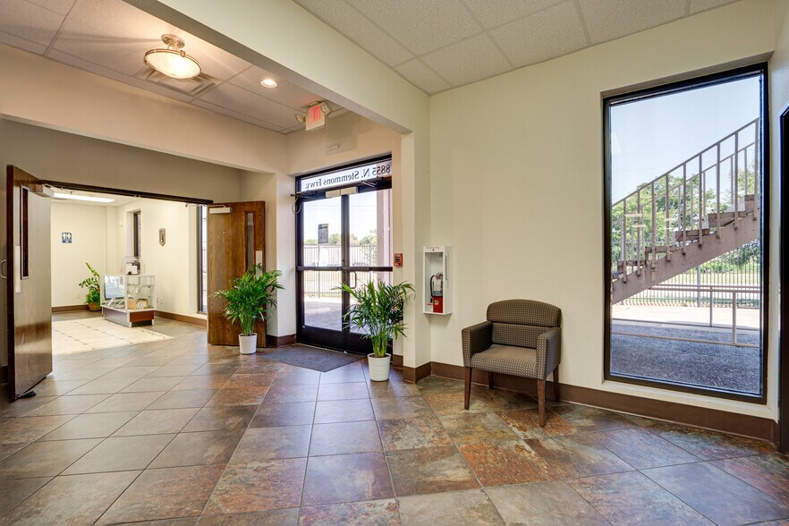 More Photos Of 8855 N Stemmons Fwy, Dallas Office For Sale